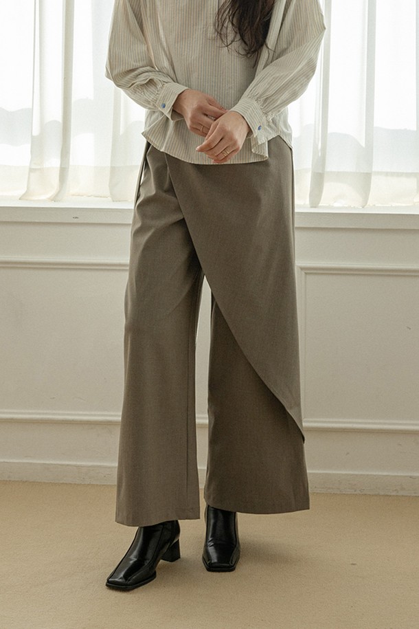 카키와 그레이 컬러 배색의 Side curtain loose pants (사이드 커튼 루즈 팬츠)입니다. 미니멀하고 모던한 스타일을 추구하는 여성분들을 위한 아이템으로, 봄, 가을 시즌에 활용하기 좋습니다. 넉넉한 와이드 루즈핏에 긴 기장으로 편안하면서도 세련된 실루엣을 연출합니다. 사이드 커튼 디테일이 포인트로, 출근룩이나 모임룩 등 다양한 TPO에 시크하게 매치할 수 있습니다. 클래식하고 미니멀한 스타일을 즐겨 입는 분들께 추천합니다.
