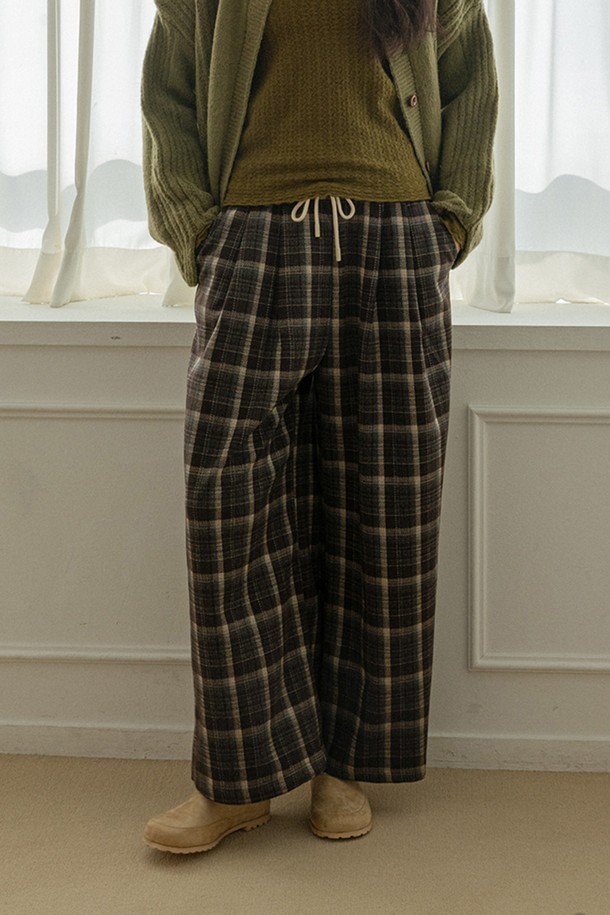 체크 패턴의 플레드 스트레이트 레그 드로우스트링 팬츠입니다. 부드러운 면 소재로 제작되어 편안한 착용감을 선사하며, 가을/겨울 시즌에 적합합니다. 허리 밴딩과 드로우스트링으로 편안한 핏을 조절할 수 있으며, 캐주얼 및 베이직 스타일을 연출하기 좋습니다. 그린, 블랙 두 가지 색상으로 출시되어 다양한 상의와 매치하여 스타일리시하게 연출할 수 있습니다. 넉넉한 두께감의 긴 기장으로 따뜻하고 포근한 느낌을 줍니다.
