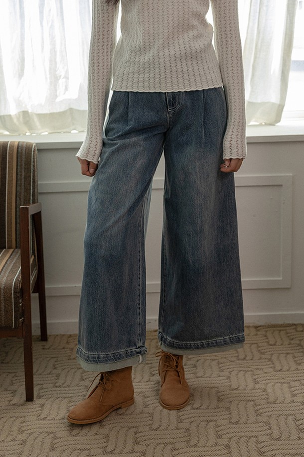 "Colorblock hem denim pants_BLUE"(컬러블록 헴 데님 바지_블루)는 캐주얼 스타일의 여성용 바지로, 봄, 가을에 착용하기 좋습니다. 무지 패턴의 데님 소재로 제작되었으며, 뻣뻣한 촉감과 루즈핏의 와이드 실루엣이 특징입니다. 허리 밴딩은 없으며, 밑단 컬러블록 디테일과 롤업 디테일이 포인트로 더해져 개성 있는 스타일을 연출합니다. 데일리룩에 편안함과 스타일리시함을 동시에 더할 수 있는 아이템입니다.
