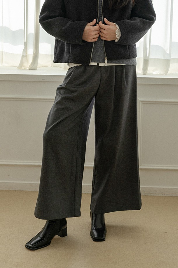 **캐주얼 드레이프 레그 팬츠_2color**는 여성용으로, 봄, 가을에 어울리는 얇은 두께감의 긴 바지입니다. 부드러운 촉감의 폴리에스테르 소재로 제작되었으며, 밴딩 처리되어 편안한 착용감을 선사합니다. 루즈핏 와이드 레그 디자인으로 캐주얼하면서도 미니멀한 스타일을 연출하며, 드레이프 디테일이 돋보입니다. 블랙 컬러의 무지 디자인으로 다양한 상의와 매치하기 용이합니다.
