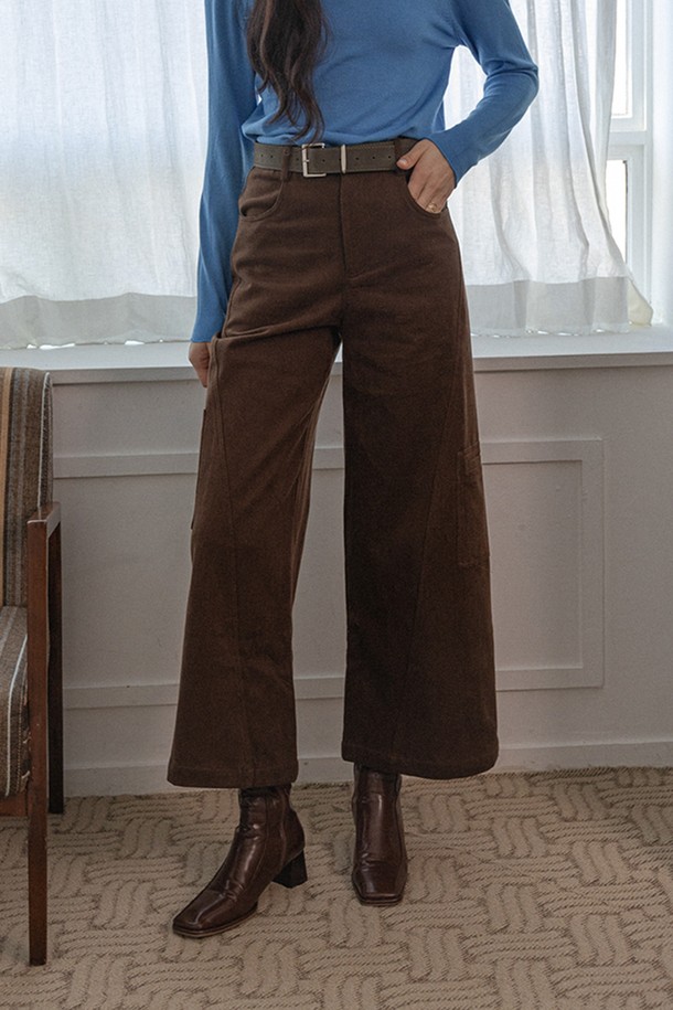 따뜻하고 포근한 분위기의 코듀로이 겨울 팬츠입니다. 부드러운 촉감의 코듀로이 소재로 제작되어 편안한 착용감을 선사하며, 넉넉한 와이드 핏으로 스타일리시함을 더했습니다. 톤 다운된 브라운 컬러는 어떤 상의와도 쉽게 매치되어 다양한 스타일을 연출할 수 있습니다. 하이웨스트 디자인으로 다리가 길어 보이는 효과를 주며, 두꺼운 두께감으로 겨울철에도 따뜻하게 착용할 수 있습니다. 캐주얼, 미니멀, 클래식 등 어떤 스타일에도 잘 어울리는 활용도 높은 아이템입니다.
