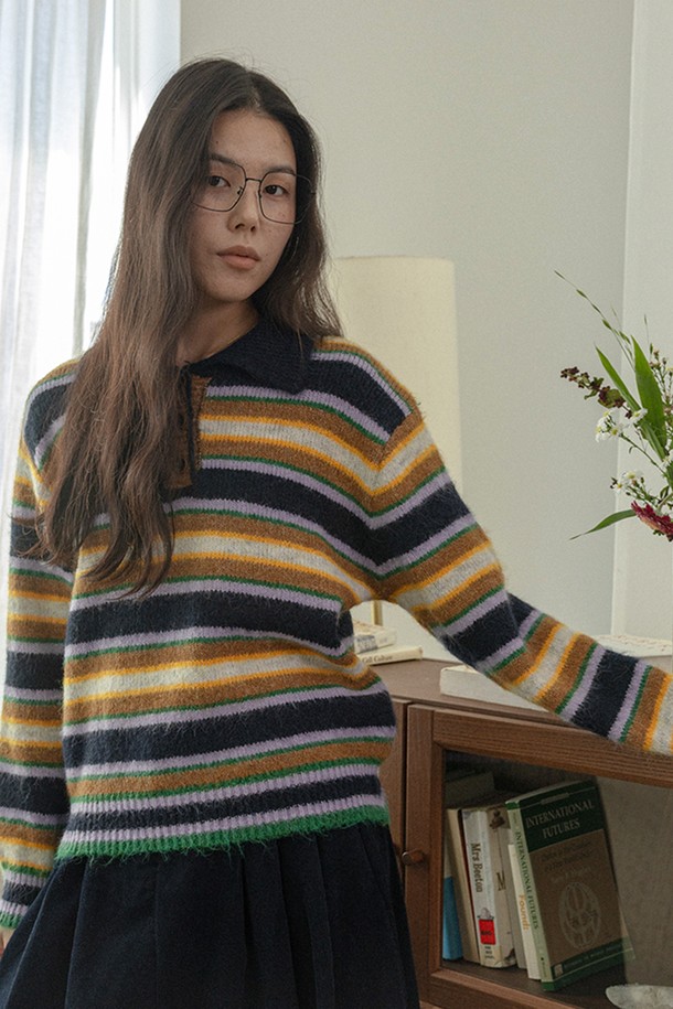 Lapel color-block striped knit top_BROWN (라펠 컬러 블록 스트라이프 니트 탑_브라운)은 부드러운 니트 소재로 제작되어 포근한 착용감을 선사합니다. 가을, 겨울 시즌에 어울리는 두꺼운 두께감의 레귤러 핏 긴소매 니트 상의입니다. 브라운, 네이비, 옐로우, 그린, 화이트 컬러 배색의 스트라이프와 컬러 블록 디자인이 캐주얼한 무드를 연출합니다. 라운드넥 디자인으로 어떤 하의와도 쉽게 매치하여 미니멀, 클래식 스타일을 완성할 수 있습니다.
