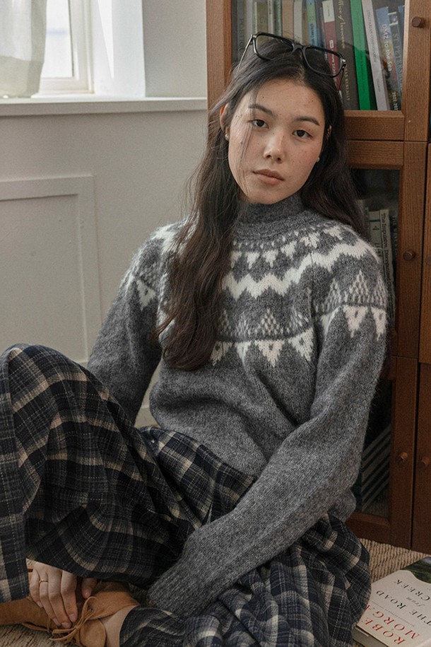 다이아몬드 패턴 풀오버 니트 탑_2컬러는 여성용 상의 니트/스웨터입니다. 가을과 겨울에 어울리는 두꺼운 두께감의 울 소재로 제작되었으며, 라운드넥과 긴소매 디자인으로 따뜻하게 착용할 수 있습니다. 캐주얼, 베이직, 클래식, 미니멀 스타일을 모두 아우르는 디자인으로, 출근룩이나 모임룩 등 다양한 TPO에 활용 가능합니다. 다이아몬드 패턴이 돋보이는 레귤러핏 니트는 부드러운 촉감과 세련된 디자인으로 데일리 아이템으로 제격입니다. 
