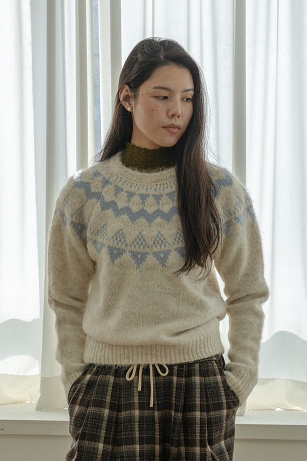 베이직한 디자인의 다이아몬드 패턴 풀오버 니트 탑입니다. 부드러운 촉감의 울과 아크릴 혼방 소재로 제작되어 가을, 겨울 시즌에 따뜻하게 착용할 수 있습니다. 레귤러 핏에 라운드넥 디자인으로, 캐주얼 및 클래식 스타일을 연출하기 좋습니다. 두꺼운 두께감과 긴 소매 기장으로 보온성을 높였으며, 베이지, 그레이 두 가지 색상으로 출시되었습니다. 일상 속에서 편안하게 즐겨 입을 수 있는 아이템입니다.
