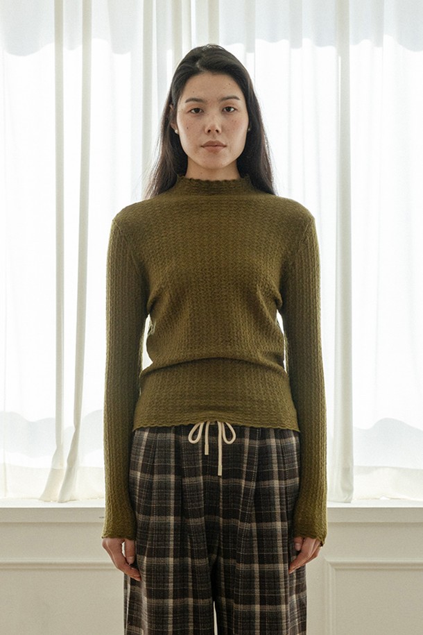 Pattern fantasy knit top_3color는 여성용 니트/스웨터로, 가을과 겨울에 따뜻하게 입을 수 있는 긴소매 라운드넥 레귤러핏 상의입니다. 부드러운 촉감의 두꺼운 니트 소재로 제작되었으며, 베이직하고 캐주얼한 스타일을 연출합니다. 출근룩, 캐주얼, 클래식, 미니멀 스타일 모두 소화 가능하며, 패턴 디테일이 돋보이는 브라운 컬러의 제품입니다.
