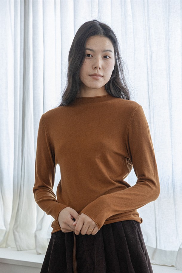 베이직한 디자인과 미니멀한 스타일을 갖춘 여성용 크루넥 경량 니트 탑입니다. 가을, 겨울 시즌에 어울리는 부드러운 촉감의 니트 소재로 제작되었으며, 라운드넥과 레귤러 핏으로 편안한 착용감을 선사합니다. 무지 디자인에 긴소매 기장으로 다양한 룩에 활용하기 좋으며, 브라운 컬러가 세련된 분위기를 더합니다. 얇은 두께감으로 가볍게 착용할 수 있어 데일리 아이템으로 제격입니다.
