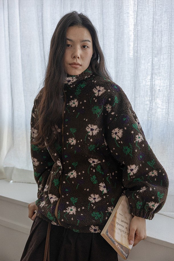 미드나잇 가든 숏 코트_다크 브라운은 가을, 겨울 시즌 여성의 클래식하고 엘레강스한 스타일을 완성하는 숏 코트입니다. 플라워 패턴이 돋보이는 디자인으로, 부드러운 촉감의 울 소재와 두꺼운 두께감으로 따뜻함을 선사합니다. 숏코트 타입에 긴 소매 기장, 레귤러 핏으로 제작되었으며, 버튼 여밈 방식으로 간편하게 착용 가능합니다. 모임룩, 데이트룩, 오피스룩 등 다양한 TPO에 클래식, 미니멀, 시크한 스타일을 연출할 수 있습니다.
