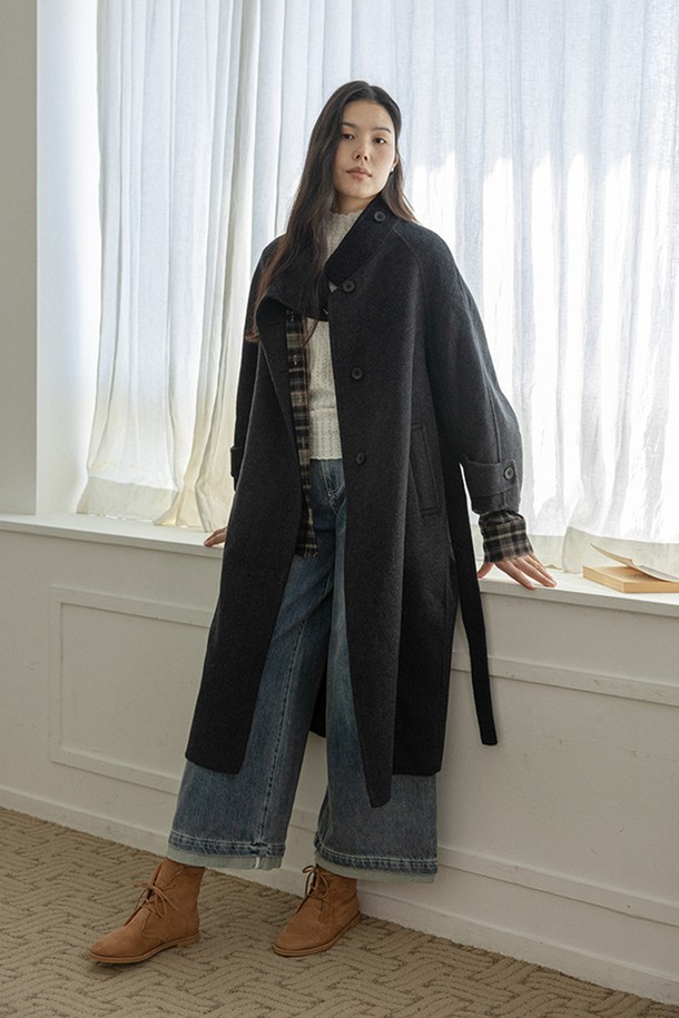 차분하고 세련된 분위기를 연출하는 여성용 스탠드 칼라 겨울 코트입니다. 부드러운 촉감의 울 소재로 제작되어 따뜻하고 포근한 착용감을 선사합니다. 미니멀하고 베이직한 디자인에 하이넥과 싱글 버튼 여밈으로 깔끔한 실루엣을 강조했습니다. 차콜 컬러, 레귤러 핏, 긴 소매 기장으로 출근룩, 오피스룩, 모임룩 등 다양한 TPO에 활용 가능합니다. 클래식, 미니멀, 시크 스타일을 즐겨 입는 여성분들께 추천합니다.
