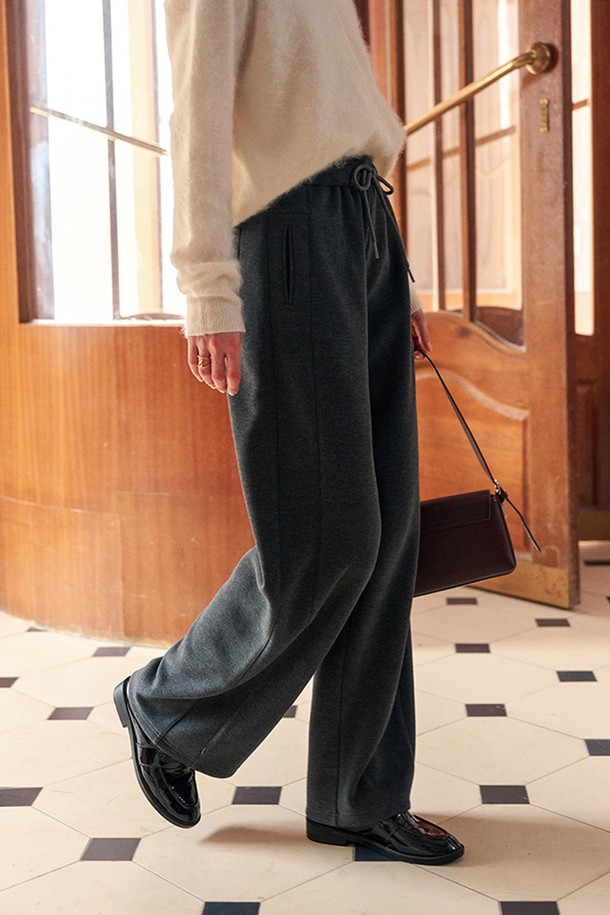 **Drape 와이드 레그 팬츠 (2컬러)**는 여성 의류로, 우아하고 미니멀한 스타일을 연출합니다. 봄, 가을에 어울리는 얇은 두께의 폴리에스터 소재로 제작되어 부드러운 촉감을 선사하며, 루즈핏과 와이드 레그 디자인으로 편안한 착용감을 제공합니다. 드레이핑 디테일과 주름이 특징이며, 허리 밴딩으로 편안함과 실용성을 더했습니다. 오피스룩, 출근룩, 모임룩 등 다양한 TPO에 미니멀, 클래식, 시크한 스타일로 활용하기 좋습니다.
