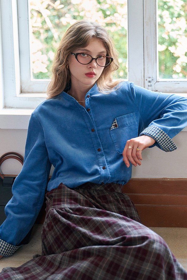 탈부착 가능한 코듀로이 셔츠, 3가지 컬러로 출시되었습니다. 여성 의류로, 가을과 겨울에 따뜻하게 입을 수 있는 두꺼운 소재의 셔츠/블라우스입니다. 캐주얼, 클래식, 미니멀 스타일을 모두 소화하며, 차이나칼라와 긴 소매, 루즈핏 디자인이 특징입니다. 특히 탈부착 가능한 디자인으로 다양한 스타일 연출이 가능하며, 뻣뻣한 코듀로이 소재가 특유의 멋을 더합니다. 출근룩으로도 활용하기 좋은 아이템입니다.
