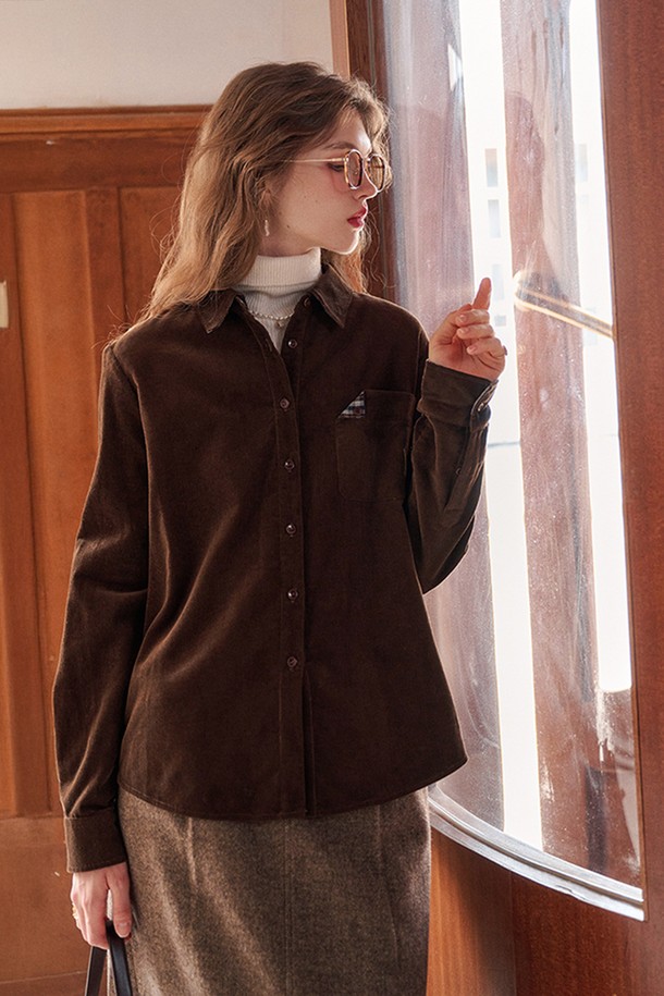 탈부착 가능한 코듀로이 셔츠_3컬러는 여성용 상의로, 가을과 겨울에 따뜻하게 입을 수 있는 레귤러 핏 셔츠입니다. 부드러운 촉감의 코듀로이 소재로 제작되었으며, 차이나칼라와 긴 소매, 무지 패턴이 특징입니다. 베이직하고 캐주얼한 스타일을 연출하며, 탈부착 가능한 디자인으로 실용성을 더했습니다. 브라운 컬러를 포함한 3가지 색상으로 만나보세요.
