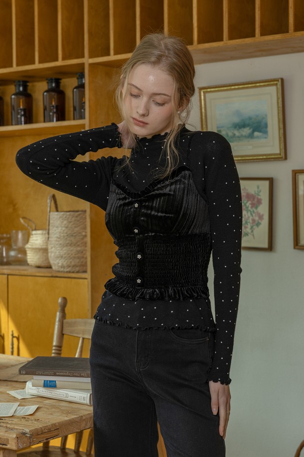 Base 폴카 도트 니트 탑_4컬러는 베이직하고 캐주얼한 스타일의 상의입니다. 봄, 가을, 겨울 계절에 적합하며, 니트 소재로 제작되어 부드러운 착용감을 선사합니다. 도트 무늬가 특징이며, 미니멀하고 클래식한 분위기를 연출합니다. 다양한 하의와 매치하여 폭넓은 스타일을 소화할 수 있는 활용도 높은 아이템입니다.
