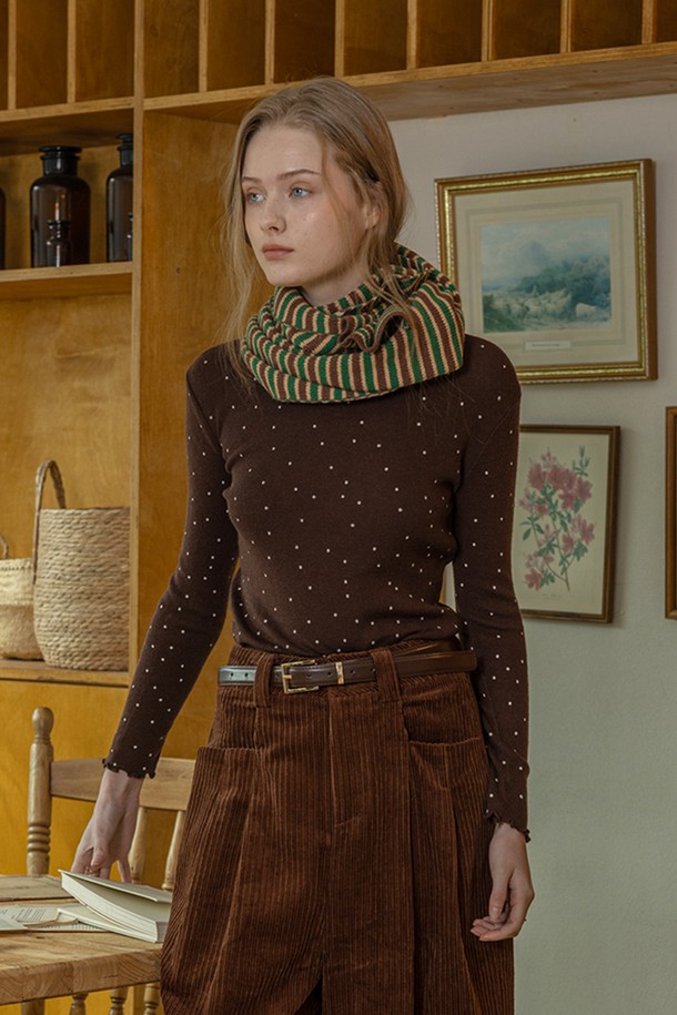 베이직한 스타일의 폴카 도트 니트 탑입니다. 일상룩에 잘 어울리는 디자인으로, 미니멀하고 클래식한 무드를 연출합니다. 부드러운 니트 소재로 제작되어 편안한 착용감을 선사합니다. 다양한 하의와 매치하기 용이하며, 도트 무늬가 포인트를 더해줍니다. 4가지 색상으로 출시되어 취향에 맞게 선택할 수 있습니다.
