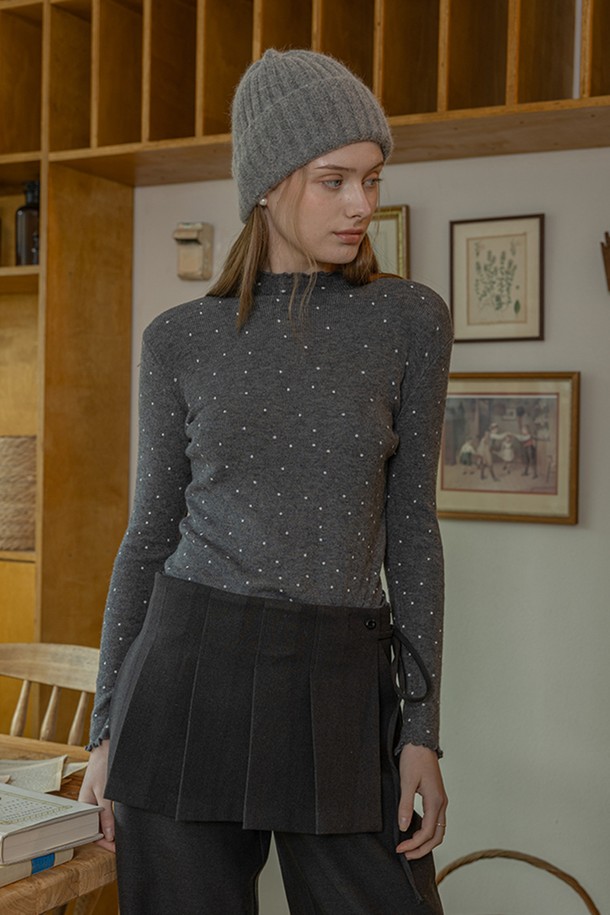 베이직한 스타일의 폴카 도트 니트 탑입니다. 캐주얼, 미니멀, 클래식 스타일을 모두 아우르는 디자인으로, 일상에서 편안하게 착용하기 좋습니다. 니트 소재로 제작되어 부드러운 촉감을 선사하며, 도트 무늬가 포인트를 더합니다. 다양한 하의와 매치하여 폭넓은 스타일을 연출할 수 있습니다.
