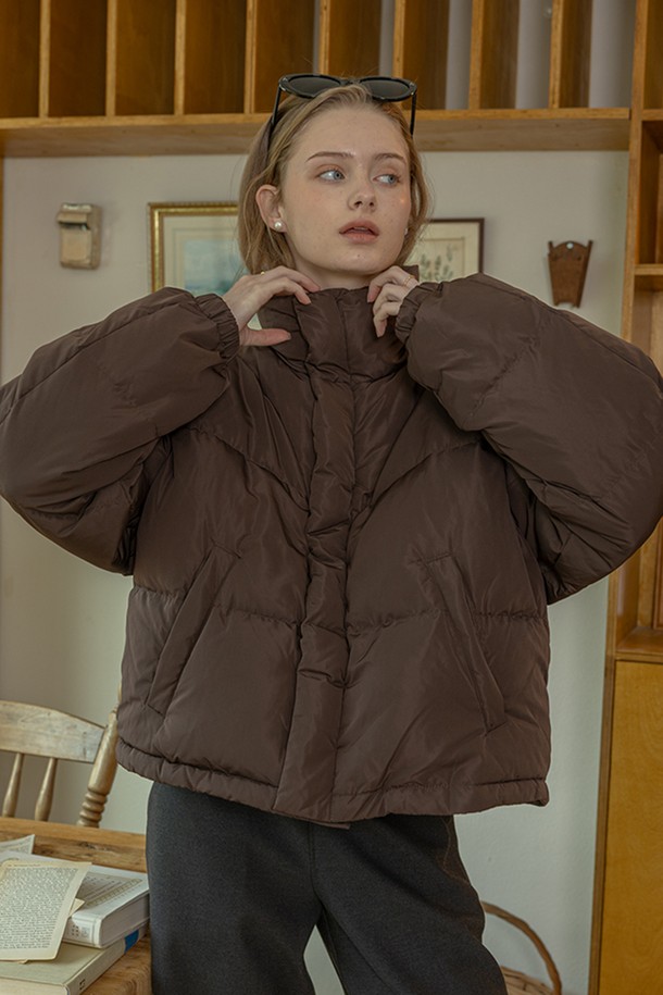 브라운 컬러의 여성용 크루넥 숏패딩입니다. 캐주얼 및 미니멀 스타일을 지향하며, 겨울철 일상에서 따뜻하게 착용하기 좋습니다. 부드러운 폴리에스테르 소재로 제작되었으며, 두꺼운 두께감과 보온성을 높인 안감 패딩으로 추운 날씨에도 쾌적함을 유지합니다. 집업 방식에 오버핏 디자인, 크롭 기장으로 트렌디한 룩을 연출하며, 넥 디테일이 특징입니다. 긴 소매 기장으로 더욱 포근한 착용감을 선사합니다.
