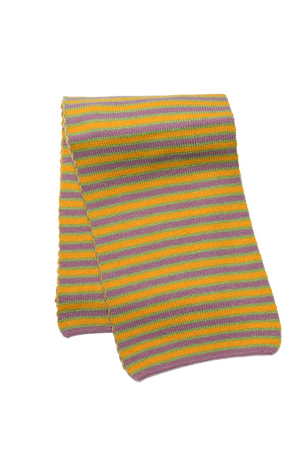 옐로우와 퍼플 컬러 블록 디자인이 돋보이는 컬러블록 스트라이프 머플러입니다. 부드러운 니트 소재로 제작되어 가을, 겨울철 일상생활에서 포근하게 착용하기 좋습니다. 캐주얼, 미니멀 스타일을 즐겨 입는 분들께 산책룩을 포함한 다양한 스타일에 포인트를 더해줍니다. 두께는 보통이며, 부드러운 촉감이 특징입니다.
