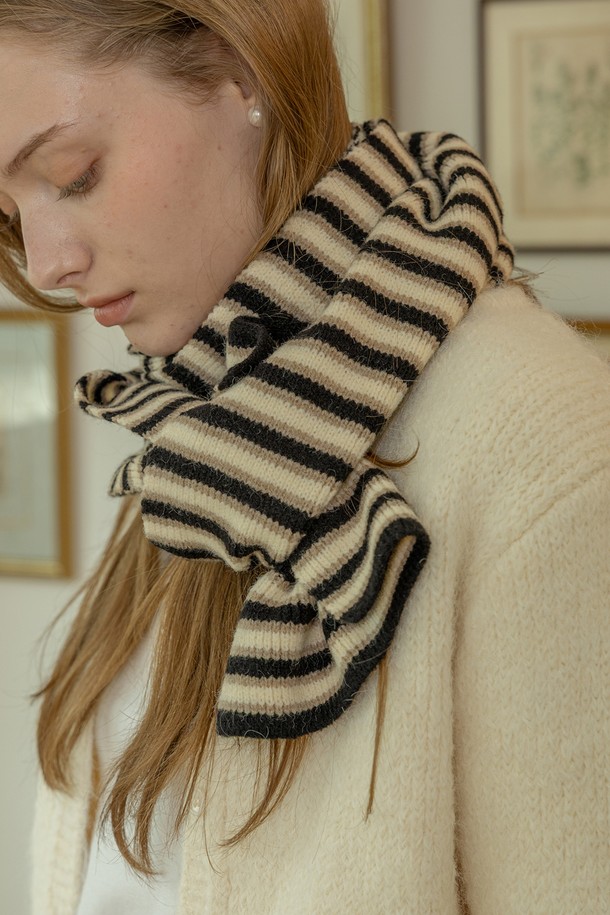 블랙과 화이트 컬러 블록 스트라이프 디자인이 돋보이는 머플러입니다. 쌀쌀한 가을, 겨울철에 따뜻하게 착용할 수 있는 두꺼운 두께의 니트 소재로 제작되었습니다. 부드러운 촉감으로 편안한 착용감을 선사하며, 베이직하고 캐주얼한 스타일을 연출하기 좋습니다. 출근룩과 모임룩에 포인트 아이템으로 활용하여 미니멀하면서도 세련된 스타일을 완성해보세요.

