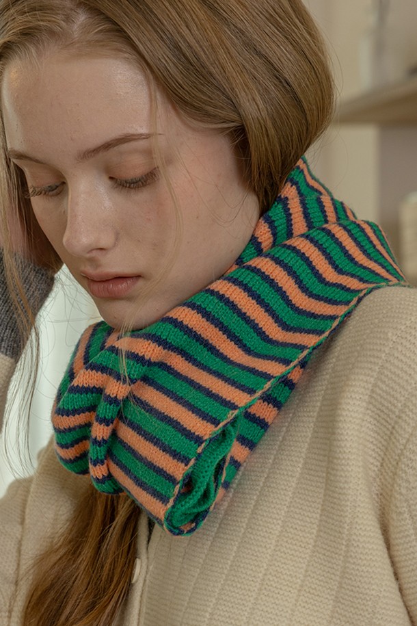 컬러블록 스트라이프 머플러_6컬러는 여성용 머플러/목도리입니다. 니트 소재로 제작되어 부드러운 촉감을 선사하며, 가을/겨울 시즌에 따뜻하게 착용할 수 있습니다. 그린, 핑크, 멀티컬러 등 6가지 색상으로 제공되며, 캐주얼 스타일에 잘 어울리는 스트라이프 패턴이 특징입니다. 두꺼운 두께감으로 보온성을 높였으며, 목둘레에 착용하고 리본으로 포인트를 줄 수 있습니다. 캐주얼, 클래식 스타일을 즐겨 입는 여성분들께 추천합니다.
