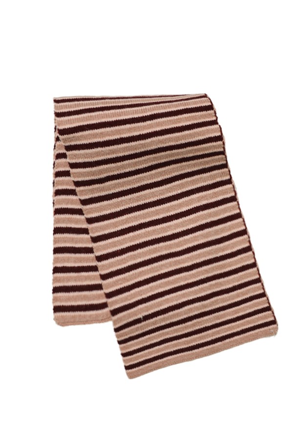 브라운 컬러의 색상 배색 스트라이프 머플러입니다. 포근한 니트 소재로 제작되어 가을과 겨울에 따뜻하게 착용할 수 있습니다. 캐주얼, 클래식, 미니멀 스타일 모두 소화 가능한 디자인입니다. 부드러운 촉감과 컬러 블록 디자인이 특징이며, 일상에서 폭넓게 활용하기 좋습니다. 남녀 공용으로 사용할 수 있어 실용적입니다.
