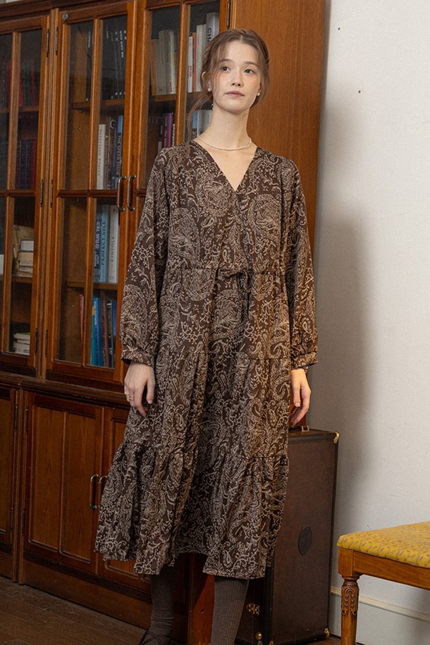 **Winter garden dress_브라운**은 가을, 겨울 시즌에 어울리는 여성용 원피스입니다. 브라운 컬러에 섬세한 페이즐리 및 플라워 패턴이 돋보이며, 부드러운 폴리에스테르 소재로 제작되어 편안한 착용감을 선사합니다. 루즈핏 A라인 실루엣과 V넥, 퍼프 소매 디자인이 클래식하면서도 엘레강스한 분위기를 연출합니다. 데이트룩, 모임룩, 소개팅룩 등 특별한 날, 로맨틱하고 미니멀한 스타일을 완성해보세요.
