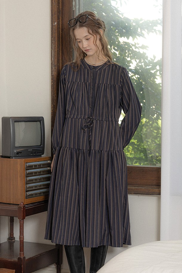 네이비 스트라이프 롱 슬리브 드레스는 캐주얼하고 베이직한 스타일의 여성용 원피스입니다. 봄, 가을에 어울리는 얇은 두께의 면 소재로 제작되어 부드러운 촉감을 선사합니다. A라인 플레어 치마 핏과 루즈핏으로 편안한 착용감을 제공하며, 라운드넥과 티어드 디테일이 특징입니다. 긴 소매와 네이비 스트라이프 패턴이 더해져 미니멀하면서도 세련된 분위기를 연출합니다. 일상복으로 활용하기 좋은 디자인입니다.
