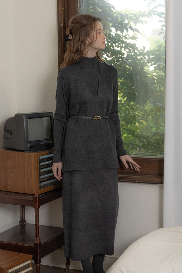 PM_루즈 니트 탑 쓰리피스 베스트 앤 스커트 세트는 차콜 컬러의 여성 의류입니다. 가을, 겨울 시즌에 어울리는 루즈핏의 니트 소재로 제작되어 부드러운 촉감을 선사하며, 베이직하고 미니멀한 스타일을 연출합니다. 라운드넥 긴소매 탑, 베스트, H라인 스커트가 한 세트로 구성되어 출근룩, 모임룩 등 다양한 TPO에 활용 가능합니다. 특히 세련된 미니멀, 클래식, 캐주얼 스타일을 즐기는 분들께 추천합니다.
