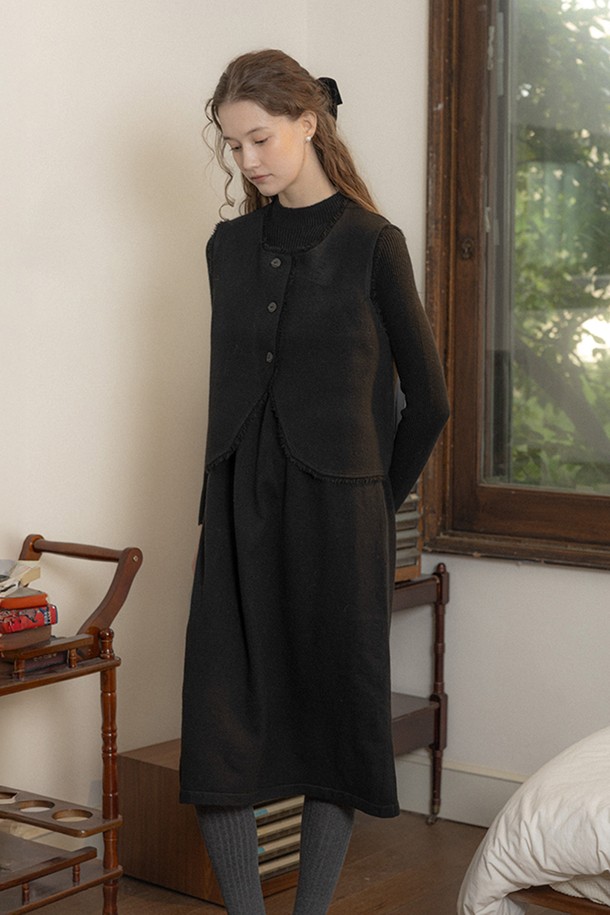 PM 크루넥 니트 베스트와 스커트 세트는 여성 의류로, 가을과 겨울에 어울리는 투피스 세트입니다. 베이직하고 미니멀한 스타일을 연출하며, 블랙과 그레이 두 가지 색상으로 제공됩니다. 부드러운 울 니트 소재에 루즈핏으로 제작되어 편안한 착용감을 선사하며, 라운드넥 민소매 베스트와 A라인 플레어 스커트가 세련된 실루엣을 만들어줍니다. 출근룩과 모임룩 모두 소화 가능한 클래식, 미니멀, 캐주얼 스타일의 활용도 높은 아이템입니다.
