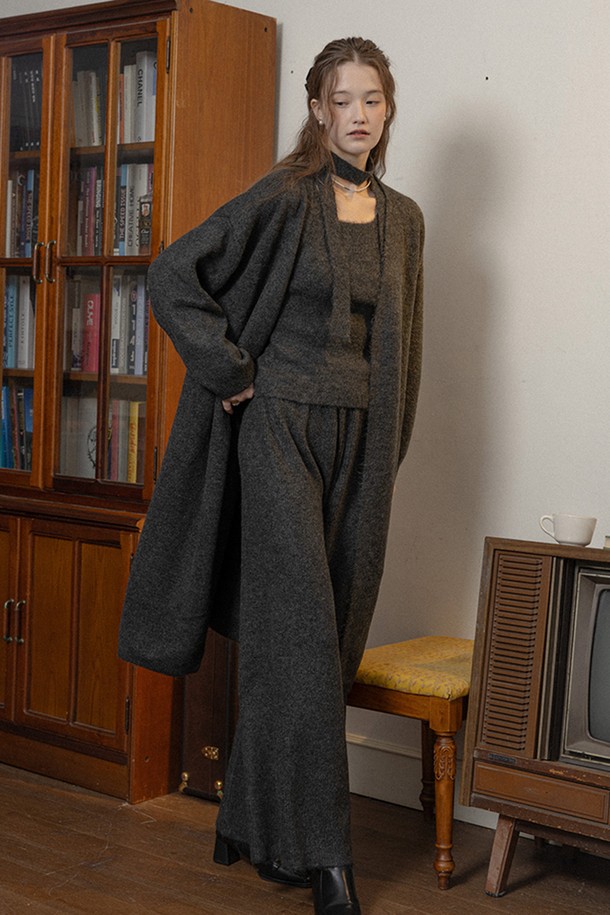 차콜 색상의 니트 베스트와 팬츠 세트입니다. 부드러운 촉감의 두꺼운 니트 소재로 제작되어 가을, 겨울 시즌에 따뜻하게 착용하기 좋습니다. 루즈핏의 A라인 플레어 스커트 스타일로 편안하면서도 캐주얼한 무드를 연출합니다. 브이넥 디자인과 무지 패턴으로 베이직하면서도 미니멀한 스타일을 완성합니다. 일상복으로 활용하기 좋은 세련된 디자인의 니트 세트입니다.
