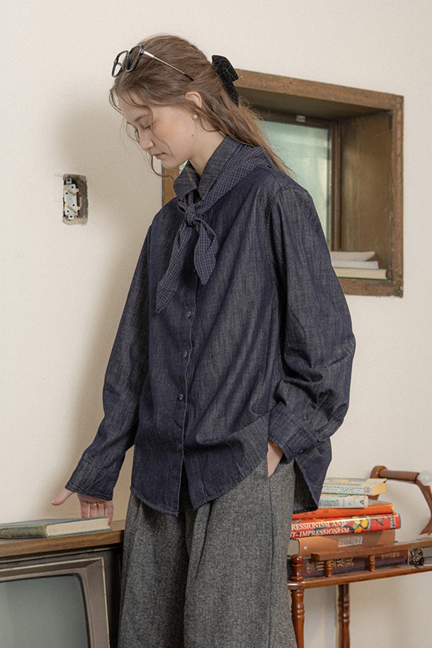 다크블루 데님 셔츠와 스카프 세트입니다. 캐주얼, 미니멀, 클래식 스타일을 아우르는 셔츠 원피스로, 봄, 가을 계절에 어울립니다. 루즈핏, 차이나칼라 디자인에 긴 소매로 편안한 착용감을 선사합니다. 뻣뻣한 촉감의 무지 데님 소재에 A라인 치마핏으로 여성스러운 실루엣을 강조하며, 스카프가 세트로 구성되어 있어 봄 소풍룩에 제격입니다.
