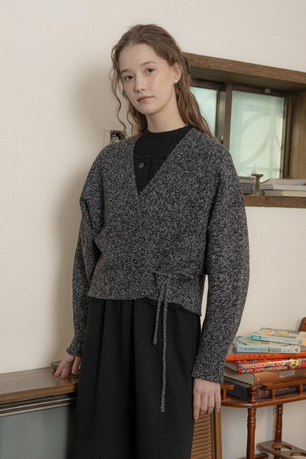 **폴카 도트 패턴 허리 니트 탑_2컬러**는 여성용 니트/스웨터로, 가을과 겨울에 따뜻하게 입을 수 있습니다. 부드러운 촉감의 니트 소재에 레귤러핏으로 제작되었으며, 라운드넥과 긴소매 디자인입니다. 블랙과 그레이 두 가지 색상으로 출시되었으며, 베이직한 스타일에 허리 디테일과 도트 패턴이 더해져 클래식, 미니멀, 캐주얼 스타일 모두 소화 가능합니다. 두께감 있는 소재로 추운 날씨에도 포근함을 선사합니다.
