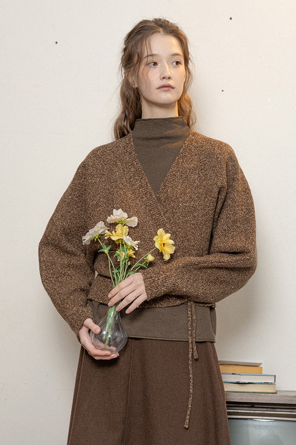 브라운 컬러의 폴카 도트 패턴 허리 니트 탑입니다. 가을, 겨울 시즌에 어울리는 두꺼운 두께감의 터틀넥 긴소매 크롭 니트 스웨터로, 루즈핏으로 편안하게 착용할 수 있습니다. 허리 디테일이 더해져 베이직하면서도 스타일리시한 매력을 선사하며, 데이트룩, 모임룩에 적합합니다. 클래식, 미니멀, 캐주얼 스타일 모두 소화 가능한 아이템입니다. 부드러운 촉감의 니트 소재로 제작되었습니다.
