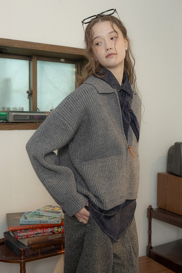 부드러운 니트 소재로 제작된 집업 라펠 코트입니다. 베이직하고 캐주얼한 스타일로, 가을과 겨울에 따뜻하게 착용하기 좋습니다. 레귤러 핏에 골지 패턴으로 포인트를 주어 세련된 느낌을 더했습니다. 그레이 컬러로 다양한 룩에 매치하기 용이하며, 카라 디테일이 돋보입니다. 긴 소매 기장과 두꺼운 두께감으로 보온성을 높였습니다.
