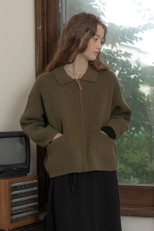 "Knit zip-up lapel coat"_2color (니트 집업 라펠 코트)는 여성 의류로, 가을과 겨울에 따뜻하게 입을 수 있는 니트 코트입니다. 부드러운 촉감의 두꺼운 니트 소재로 제작되었으며, 캐주얼하고 베이직한 스타일을 연출합니다. 라펠 칼라와 집업 여밈 방식이 특징이며, 루즈핏으로 편안하게 착용할 수 있습니다. 카키와 블랙 두 가지 색상으로 제공되어, 다양한 일상룩에 활용하기 좋습니다. 긴 소매 기장의 무지 디자인으로, 미니멀한 스타일을 선호하는 분들께 추천합니다.
