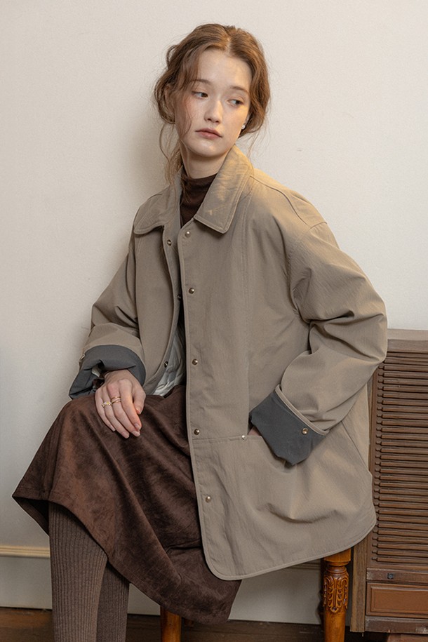 베이직한 디자인에 배색 커프스로 포인트를 더한 Color-block cuffs warm coat(컬러 블록 커프스 웜 코트)입니다. 울 소재로 제작되어 부드러운 촉감과 뛰어난 보온성을 자랑하며, 쌀쌀한 가을, 겨울철에도 따뜻하게 착용할 수 있습니다. 레귤러 핏과 싱글 버튼 여밈으로 어떤 스타일에도 잘 어울리며, 출근룩, 미니멀, 캐주얼 룩에 모두 활용하기 좋습니다. 베이지와 브라운 두 가지 컬러로 출시되어 취향에 맞게 선택할 수 있습니다. 긴 소매 기장의 레귤러 기장 싱글 코트로, 클래식한 매력을 더했습니다.
