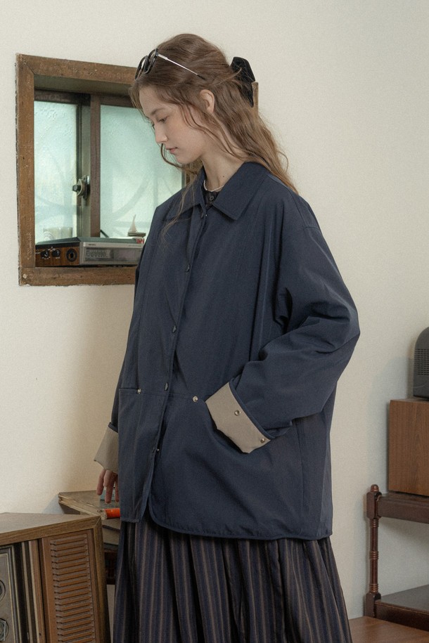 네이비와 그레이 두 가지 색상으로 출시된 Color-block cuffs 웜 코트입니다. 울 소재로 제작되어 부드러운 촉감과 두꺼운 두께감으로 따뜻하게 착용할 수 있습니다. 롱 기장의 오버핏 싱글 코트로, 버튼으로 간편하게 여밀 수 있습니다. 소매의 배색 커프스 디자인이 돋보이며, 베이직하면서도 캐주얼한 스타일을 연출합니다. 출근룩과 모임룩 모두 활용 가능하며, 클래식, 미니멀, 캐주얼 스타일에 잘 어울립니다.
