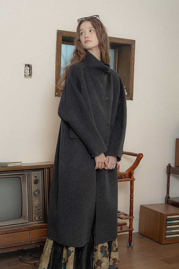 세련된 라운드 넥 코트, 차콜 그레이와 블랙 두 가지 색상으로 만나보세요. 부드러운 울 소재와 두꺼운 두께감으로 가을, 겨울 시즌 따뜻하게 착용 가능합니다. 미니멀, 베이직, 엘레강스 스타일을 아우르는 롱 기장의 오버핏 코트로, 심플한 디자인과 라운드 넥 디테일이 돋보입니다. 싱글 버튼 여밈 방식이며, 오피스룩, 출근룩, 모임룩 등 다양한 TPO에 활용 가능합니다. 미니멀, 클래식, 시크한 스타일을 연출해보세요.
