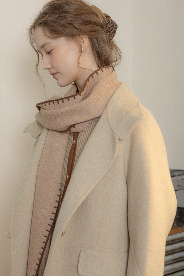 Patch edge 머플러_4컬러는 부드러운 울 소재로 제작되어 가을, 겨울철 따뜻함을 선사하는 여성용 머플러입니다. 베이지 색상에 패치워크와 무지 디자인이 조화롭게 어우러져 베이직하면서도 클래식한 분위기를 연출합니다. 두꺼운 두께감으로 보온성을 높였으며, 패치 디테일이 돋보이는 디자인이 특징입니다. 출근룩, 모임룩 등 다양한 TPO에 활용 가능한 머플러로, 미니멀, 캐주얼 스타일 모두 소화 가능합니다. 일상 속에서 세련된 포인트를 더해보세요.
