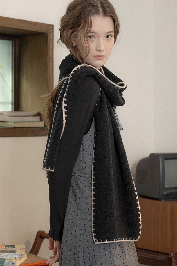 Patch edge muffler (패치 엣지 머플러)는 여성용 니트 소재의 머플러입니다. 부드러운 촉감과 두꺼운 두께로 가을, 겨울철 따뜻하게 착용할 수 있습니다. 블랙 컬러에 패치워크 무늬와 엣지 디테일이 돋보이는 디자인으로, 캐주얼, 클래식, 미니멀 스타일 모두 소화 가능합니다. 데이트룩, 모임룩 등 다양한 TPO에 활용하여 세련된 분위기를 연출해보세요.
