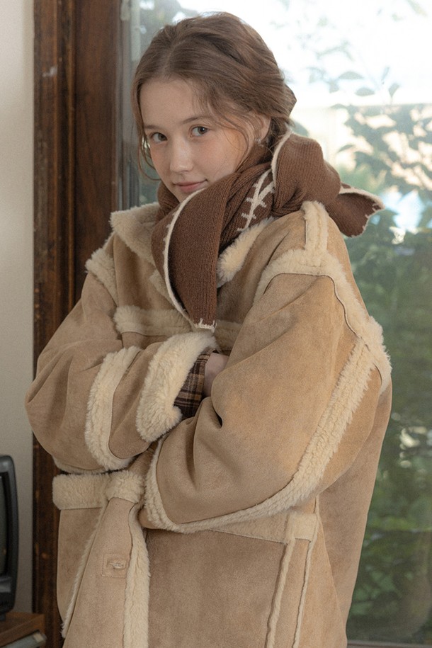 Patch edge 머플러는 베이지와 브라운 컬러의 배색 디자인이 돋보이는 여성용 머플러입니다. 울과 폴리에스테르 혼방 소재로 제작되어 부드러운 촉감과 뛰어난 보온성을 자랑하며, 가을/겨울 시즌에 따뜻하게 착용할 수 있습니다. 캐주얼, 클래식, 미니멀 스타일의 출근룩에 매치하여 세련된 분위기를 연출해보세요. 양면 착용이 가능한 패치워크 디자인으로 다양한 스타일을 연출할 수 있습니다. 두꺼운 두께감으로 추운 날씨에도 포근함을 선사합니다.
