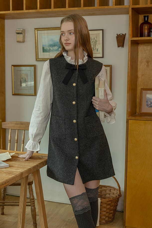 차콜 색상의 Sleeveless bow tie dress(슬리브리스 보우 타이는 드레스)입니다. 울 소재로 제작되어 봄, 가을에 착용하기 좋으며, 클래식하고 우아한 스타일을 연출합니다. 플레어 A라인 핏으로 여성스러운 실루엣을 강조하며, 리본 넥과 버튼 디테일, 리본 타이 디테일이 특징입니다. 데이트룩, 모임룩, 소개팅룩 등 특별한 날에 미니멀하면서도 세련된 스타일을 완성해 보세요. 두꺼운 두께감과 뻣뻣한 촉감으로 고급스러운 느낌을 더합니다.
