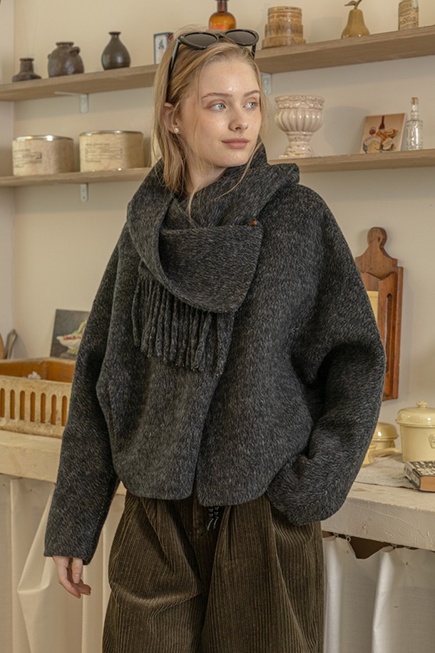 머플러와 숏 코트 세트_2컬러는 가을, 겨울 시즌 여성 고객을 위한 베이직하고 클래식한 스타일의 제품입니다. 다크 그레이와 블랙 두 가지 색상으로 제공되며, 울 소재로 제작되어 부드러운 촉감을 선사합니다. 라운드넥 디자인과 긴소매, 레귤러핏으로 편안하게 착용 가능하며, 머플러가 세트로 구성되어 있어 더욱 실용적입니다. 출근룩, 모임룩, 데이트룩 등 다양한 TPO에 미니멀하고 클래식한 무드로 연출하기 좋습니다. 두꺼운 두께감으로 따뜻함을 더했습니다.
