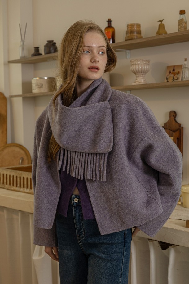 Muffler and short coat set_2color (머플러 앤 쇼트 코트 세트)는 부드러운 울 소재로 제작되어 가을, 겨울 시즌에 따뜻함을 선사하는 여성 의류입니다. 캐주얼, 베이직 스타일을 기반으로 하여 일상, 출근룩, 모임룩 등 다양한 TPO에 활용 가능합니다. 루즈핏의 긴소매 디자인과 무지 패턴, 그리고 머플러 세트 구성으로 세련됨을 더했습니다. 특히, 톤 다운된 그레이 컬러는 어떤 옷에도 잘 어울려 미니멀하고 클래식한 스타일을 연출하기 좋습니다. 두꺼운 두께감으로 추운 날씨에도 포근하게 착용할 수 있습니다.
