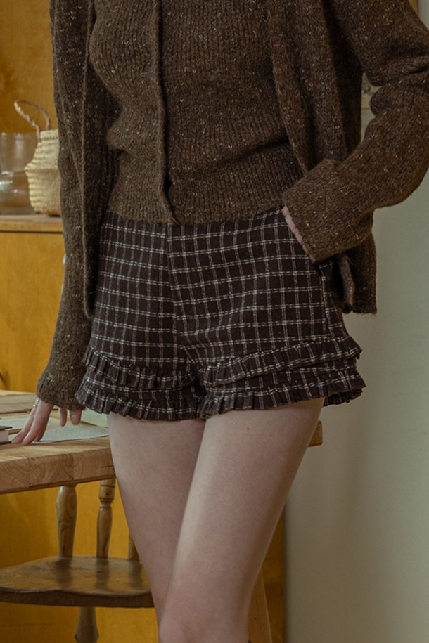 체크 패턴의 여성용 플레어 더블 레이어 바지입니다. 가을, 겨울 시즌에 어울리는 루즈핏으로, 브라운 컬러와 체크 무늬가 캐주얼한 스타일을 연출합니다. 허리 밴딩과 프릴 디테일이 편안함과 여성스러움을 더하며, 산책룩, 캐주얼, 클래식, 미니멀 스타일 연출에 적합합니다. 짧은 기장으로 활동성을 높였으며, 다양한 상의와 매치하여 세련된 룩을 완성할 수 있습니다.
