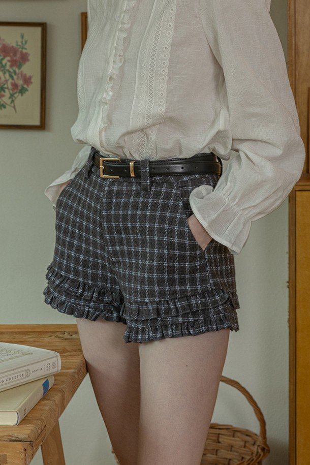 **Plaid double-layer pants_2color (플래드 더블 레이어 팬츠_2컬러)**는 여성들을 위한 캐주얼 스타일의 숏 기장 바지입니다. 그레이와 체크 패턴의 두 가지 색상으로 제공되며, 봄, 가을에 착용하기 좋습니다. 루즈핏으로 편안한 착용감을 선사하며, 프릴 디테일과 더블 레이어드 디자인이 특징입니다. 산책룩과 미니멀한 스타일 연출에 적합하며, 밴딩 처리로 편안함을 더했습니다.
