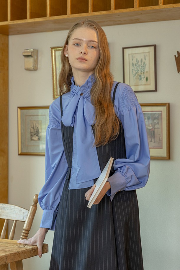 러플 카라 리본 셔츠_2color는 우아하고 클래식한 스타일을 연출하는 여성 셔츠/블라우스입니다. 봄, 가을에 어울리는 얇은 두께감의 레귤러핏 긴소매 셔츠로, 리본 넥과 러플 카라 디테일이 특징입니다. 블루 컬러의 무지 패턴으로, 오피스룩, 출근룩, 모임룩 등 다양한 TPO에 활용 가능합니다. 클래식, 미니멀, 로맨틱 무드를 동시에 만족시키는 디자인으로, 세련된 스타일을 완성해 보세요.
