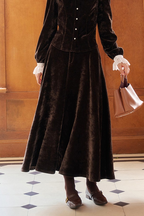 부드러운 셔닐 벨벳 소재로 제작되어 우아한 분위기를 연출하는 Chenille velvet skirt (셔닐 벨벳 스커트)입니다. 가을, 겨울 시즌에 어울리는 두꺼운 두께감과 A라인 플레어 디자인으로 클래식하면서도 엘레강스한 스타일을 완성합니다. 브라운, 다크브라운 두 가지 색상으로 제공되어 다양한 코디에 활용하기 좋습니다. 모임룩, 데이트룩, 오피스룩 등 TPO에 맞춰 미니멀하면서도 세련된 스타일을 연출해보세요. 셔닐 소재 특유의 부드러운 촉감이 편안한 착용감을 선사합니다.

