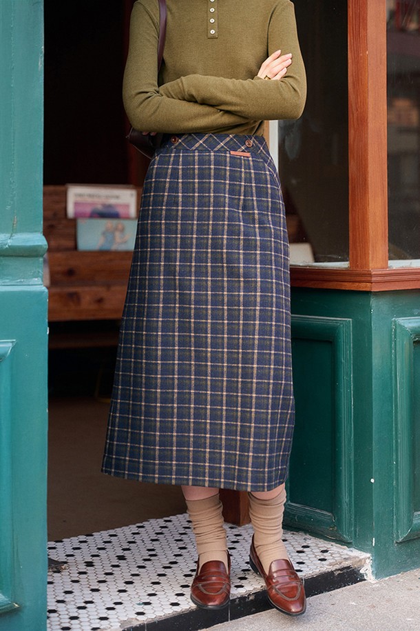네이비 컬러와 체크 패턴으로 클래식한 무드를 자아내는 하이웨이스트 플래드 스커트입니다. 울 소재로 제작되어 가을, 겨울 시즌에 따뜻하게 착용할 수 있으며, A라인 핏과 미디 기장으로 우아한 실루엣을 연출합니다. 뻣뻣한 촉감과 두꺼운 두께감으로 고급스러운 룩을 완성하며, 오피스룩, 모임룩, 데이트룩 등 다양한 TPO에 활용 가능합니다. 클래식, 미니멀, 시크 스타일을 즐겨 입는 여성분들께 추천합니다. 레귤러핏으로 제작되었습니다.
