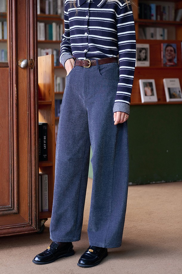 네이비 컬러의 브러쉬드 와이드 레그 팬츠입니다. 가을, 겨울 시즌에 어울리는 두꺼운 두께감의 울 소재로 제작되어 부드러운 촉감을 선사하며, 루즈핏으로 편안하게 착용할 수 있습니다. 베이직하고 클래식한 스타일로 오피스룩, 출근룩, 모임룩 등 다양한 TPO에 활용 가능합니다. 미니멀한 디자인으로 어떤 상의와도 쉽게 매치하여 세련된 룩을 연출할 수 있습니다. 안감 없이 깔끔하게 떨어지는 핏이 특징입니다.
