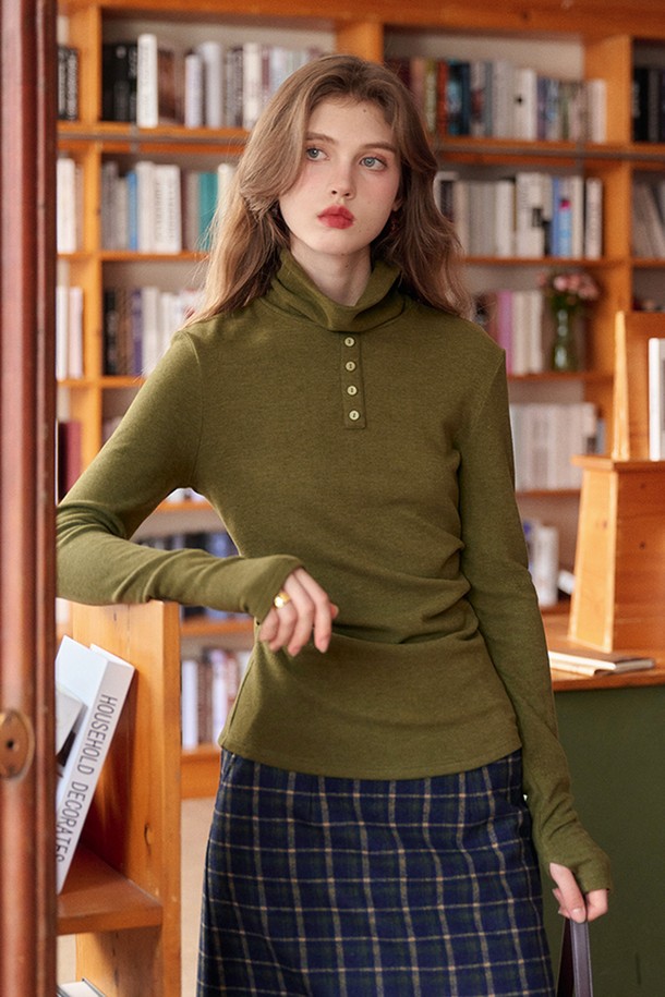 "히티드 터틀넥 베이스 탑"은 여성용 니트/스웨터로, 가을과 겨울에 따뜻하게 착용할 수 있는 긴소매 터틀넥입니다. 카키와 올리브 두 가지 색상으로 제공되며, 베이직하고 캐주얼한 스타일을 연출하기 좋습니다. 부드러운 니트 소재에 두꺼운 두께감으로 보온성을 높였으며, 발열 기능이 더해져 추운 날씨에도 따뜻함을 유지해 줍니다. 레귤러핏으로 제작되어 편안한 착용감을 선사하며, 데일리룩, 미니멀, 클래식 스타일을 즐겨 입는 분들에게 추천합니다.
