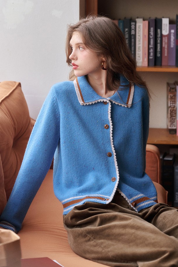 칼라 버튼 니트 가디건_3컬러는 여성 고객을 위한 가을, 겨울 시즌 필수 아이템입니다. 부드러운 니트 소재로 제작되어 편안한 착용감을 선사하며, 레귤러 핏으로 어떤 스타일에도 잘 어울립니다. 클래식하고 베이직한 디자인에 배색 카라와 버튼 디테일이 더해져 세련된 무드를 연출합니다. 블루와 브라운 2가지 컬러로 제공되어 데이트룩, 모임룩, 출근룩 등 다양한 TPO에 활용 가능합니다. 미니멀, 캐주얼 스타일을 즐겨 입는 분들께 추천합니다.
